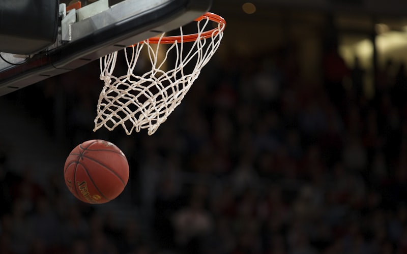 篮球运动员扣篮的震撼画面 - NBA季后赛关键战役